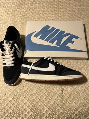 Nike Men's Black & White Low-Top Sneakers with Gum Outsole
